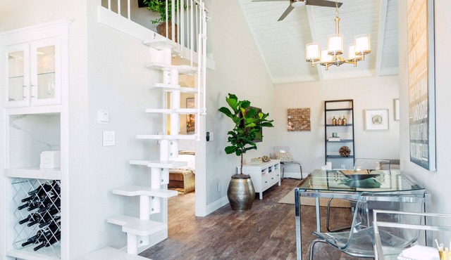 Long Term Only Modern Beauty, Private Yard & BBQ, Blocks from the Beach
