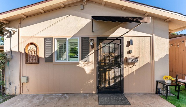 Lovely Gated cottage in charming Los Angeles neighborhood