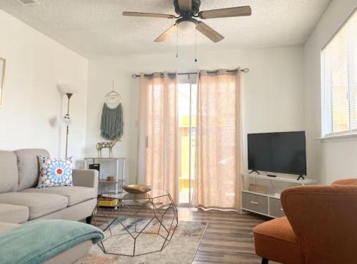 Lovely home central Coalinga-2BR Stopover near I-5