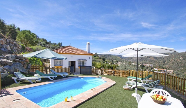 Lovely private country house (6P) with pool and magnificent views. Petfriendly.