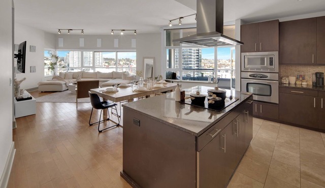 Luxurious 2BR/2BA High-Rise in East Village – Walk to Petco Park & Gaslamp