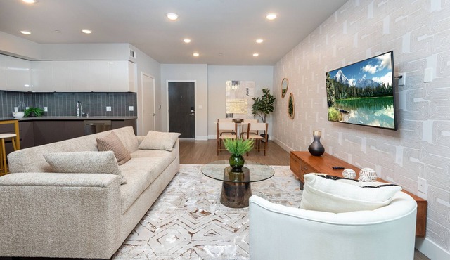 Luxurious 2BR Condo in K-town w/ Private Balcony!