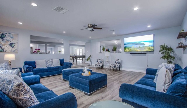Luxurious 5 BR, 5.5 BA Villa, Pool, Games, 15 min to LV Strip