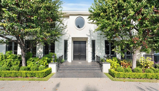Luxurious 6 Bedroom villa in phenomenal Beverly Hills Flats.