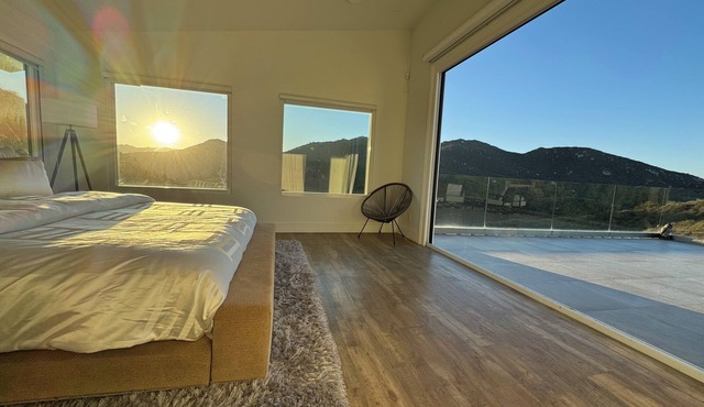 Luxurious Retreat with Mountain Views, full Gym, 25 minutes from beach