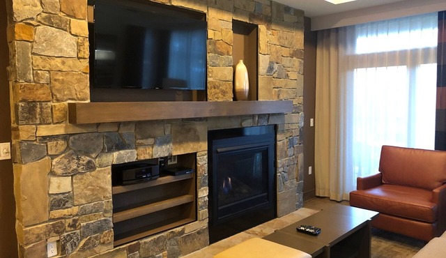 Luxury 2 bd condo at Northstar with a ski-in/ski-out gondola awaits during MLK!