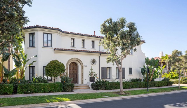 Luxury 4 Bed 3 1/2 bath home in Crystal Cove