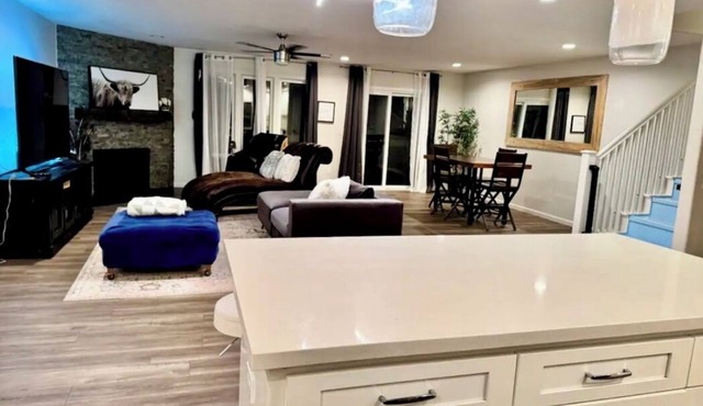 Luxury 4 Bedroom + Hot Tub.