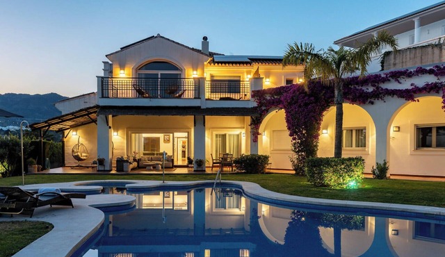 Luxury 5BR Villa Benalmádena | Pool & Jacuzzi REF073