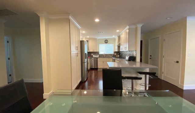 Luxury Carbon Neutral 4-Suite Home w/Pool, Laundry