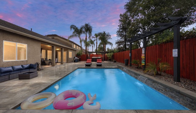 Luxury Escape on Mondego Dr – Pool, Spa & Pool Table