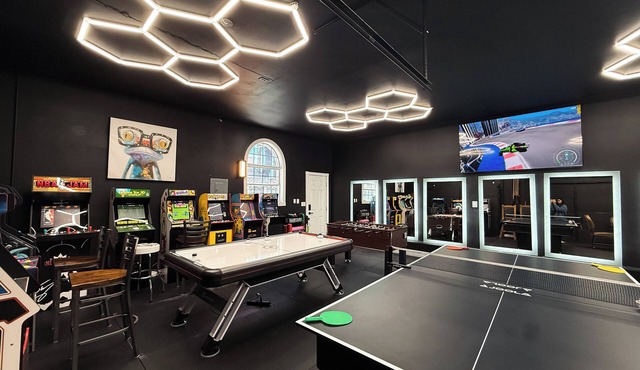 Luxury Estate with Pool, Free Spa Heat, Gym, & Game Room! 6mi. to The Strip