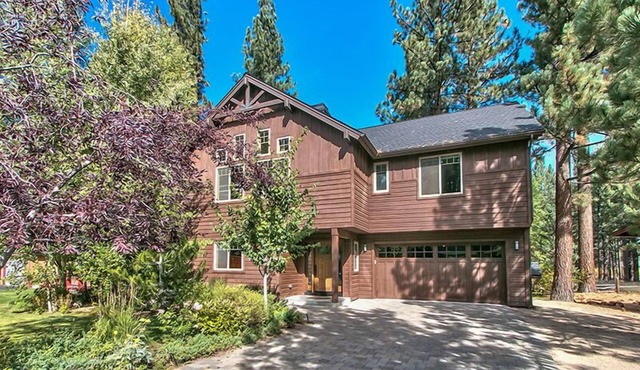 Luxury Home with Jacuzzi, Pool Table, near Casinos and Beach. 2 Master Bedrooms!