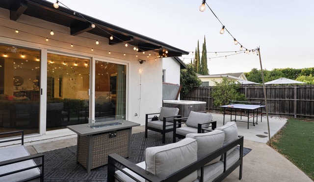 Luxury LA Villa: 4BR Designer Space near Universal Studios in Burbank
