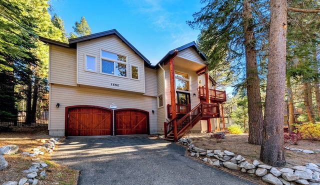 Luxury Mountain Escape: BBQ, Forested, Balcony