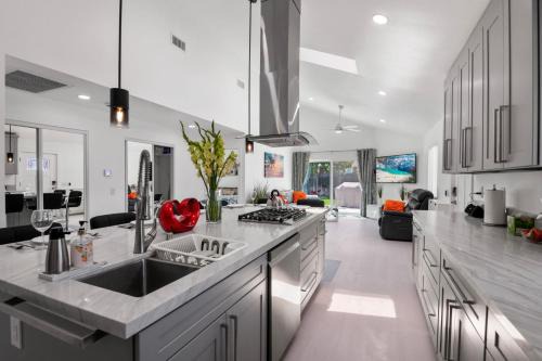 Luxury New Build Bright 2BR 2BA Large Backyard
