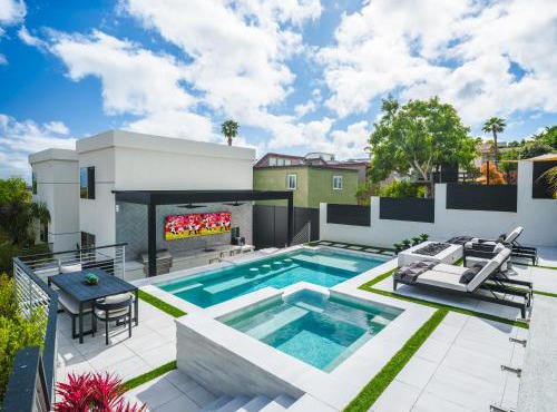 Luxury Resort Pool Spa Swim-Up Bar Bay Views
