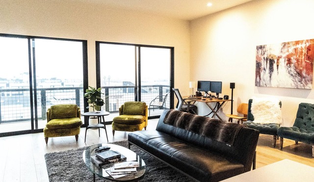 Luxury top floor apartment in heart of Marina with amazing views, & amenities