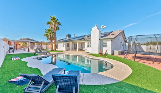 Luxury Villa 3 Masters 6 B.rooms 4 Bath Big pool RV parking on 0.5 Acre of fun!