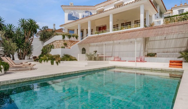 Luxury villa with panoramic views - 10 guests
