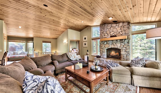 LX26 Lake Tahoe 6 bedroom home with Hot Tub Mountain View