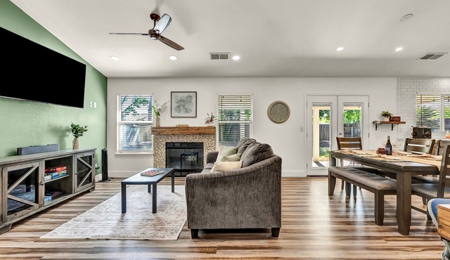 Magnolia Peaceful Vibes + Cozy Near Hospital Lemoore Base and centrally located