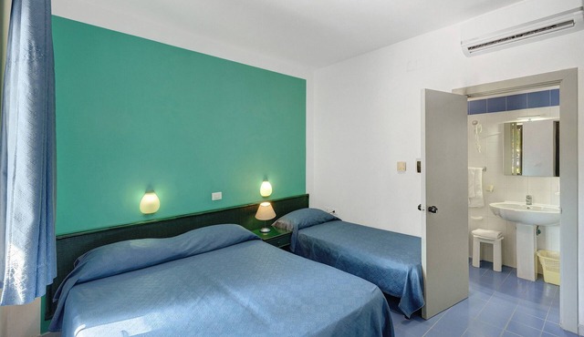 Marina Living Rooms – Basic Triple Room with Shared Pool, Wi-Fi and Air Conditioning