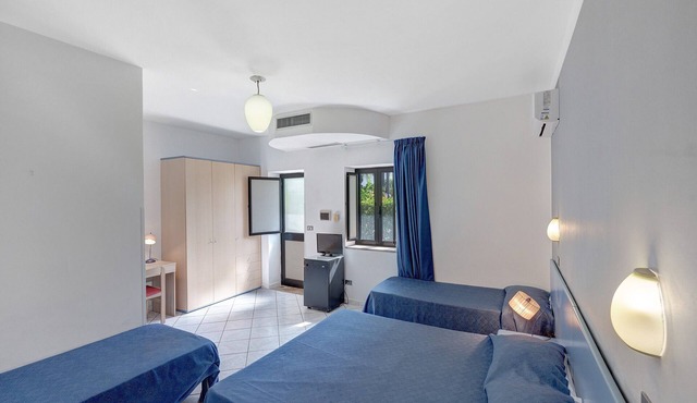 Marina Living Rooms – Comfort Quadruple Room with Shared Pool, Wi-Fi & Air Conditioning