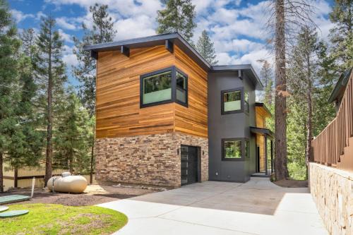 Mariposa Grove Creekside Retreat - To be featured on STAYCATION on the Destination Channel in 2026!