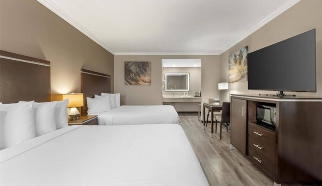 Mediterranean-Inspired Room Near Galleria Mall – Explore & Shop Nearby!