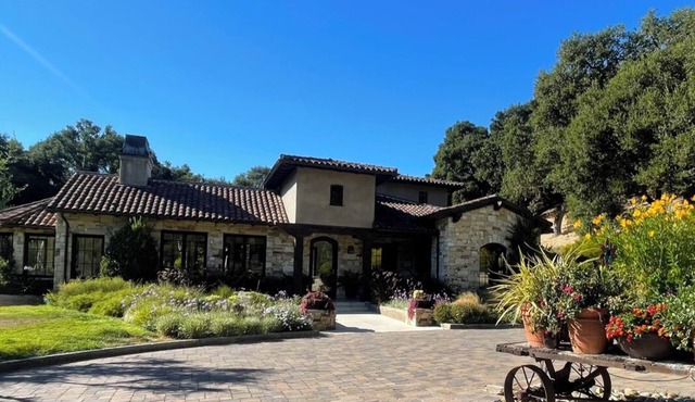 Mediterranean Lovely Courtyard & Pool. 5-bedroom home in Sunny Carmel Valley