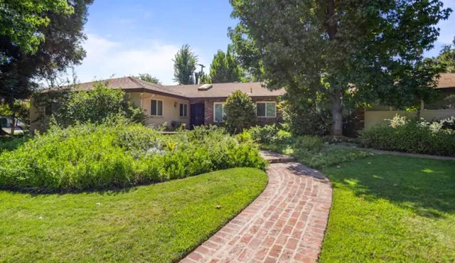 "Merced Manor: Luxurious 6BR Home for Ultimate Comfort and Convenience"
