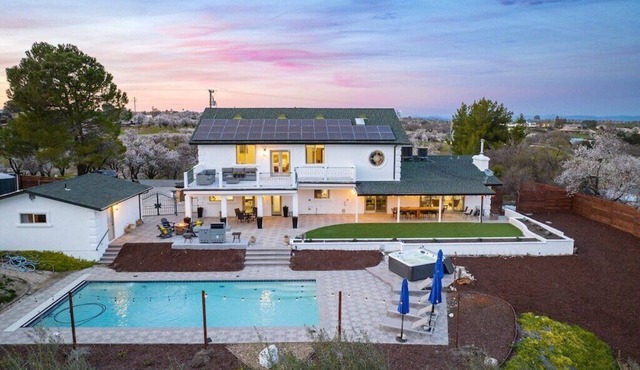 Min to Downtown, 7 BR/6 BA Estate-Pool & Hot Tub