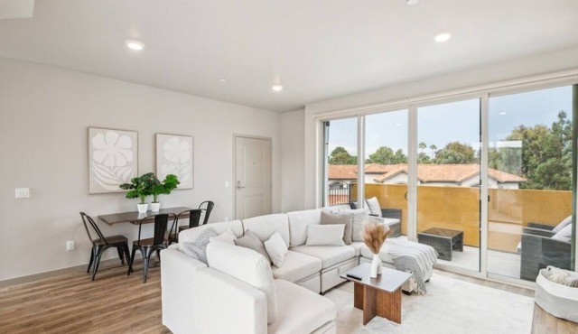 Modern 2BR Apartment with Skyline Views, San Diego