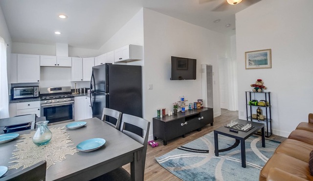 Modern 3-Bedroom Home 15-min to SD Downtown w Free Laundry, Wi-Fi and a Crib