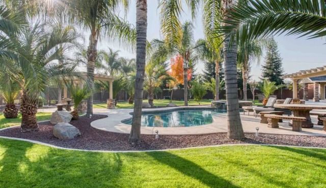 Modern 4-bedroom Villa w/Pool/Spa & Private Park