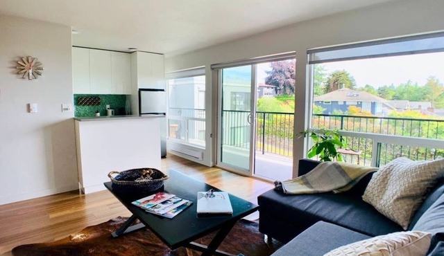 Modern, airy and bright, this private apartment sits on the top of Queen Anne hill. in Seattle