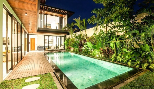 Modern Boho 5BR, 200m to Canggu's Beachfront