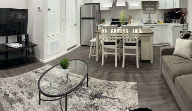 Modern Comfort- Full Kitchen + Private Parking- Ideal for Professionals