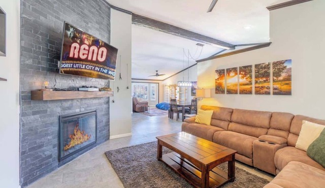 Modern Getaway for 11- Hot Tub, Games, Gym