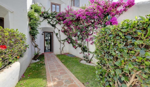 Modern house only a 3 minute walk to the beach.