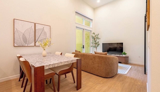 Modern King 1B1B｜Pool & Spa｜Smart 4K TVs in Montclair