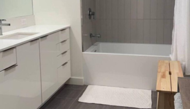 Modern Luxury 1-bedroom apartment 5 min walk to Crypto Arena