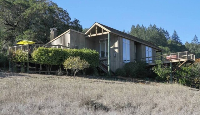 Modern Panoramic Hillside Escape