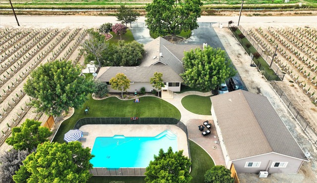 Modern Pet-Friendly Farmhouse, Pool, Games, Sleeps 8, 3 Bed and 2 Bath, Basement