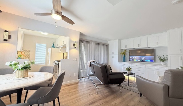 Modern & Private Corner-Unit Condo in Central Mira Mesa in San Diego