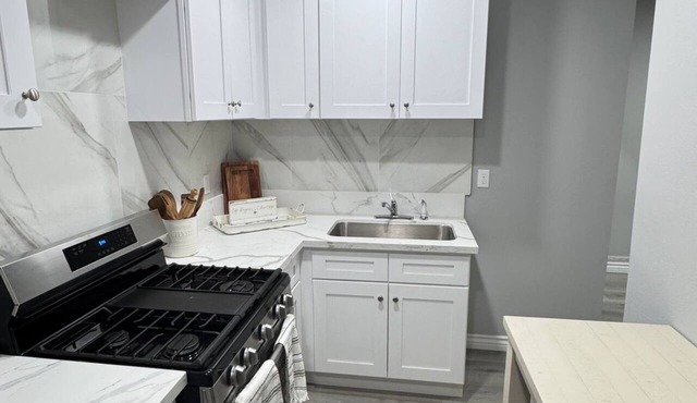 Modern Redlands Guesthouse| Kitchen| Private Entry