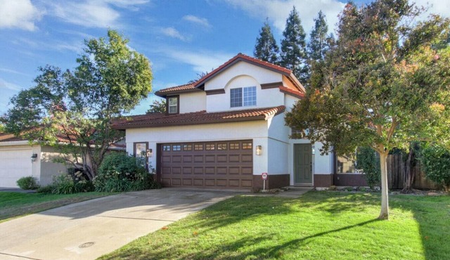 Modern Spacious 4BR Home w/Amenities in Roseville
