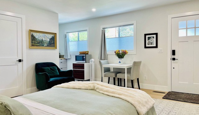 Modern studio within minutes to Capitol Complex!