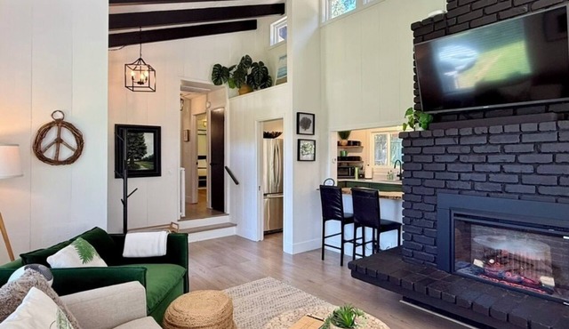 Modern & Tranquil ~ Minutes to Mendocino Village ~ EV Charger ~ Hot Tub